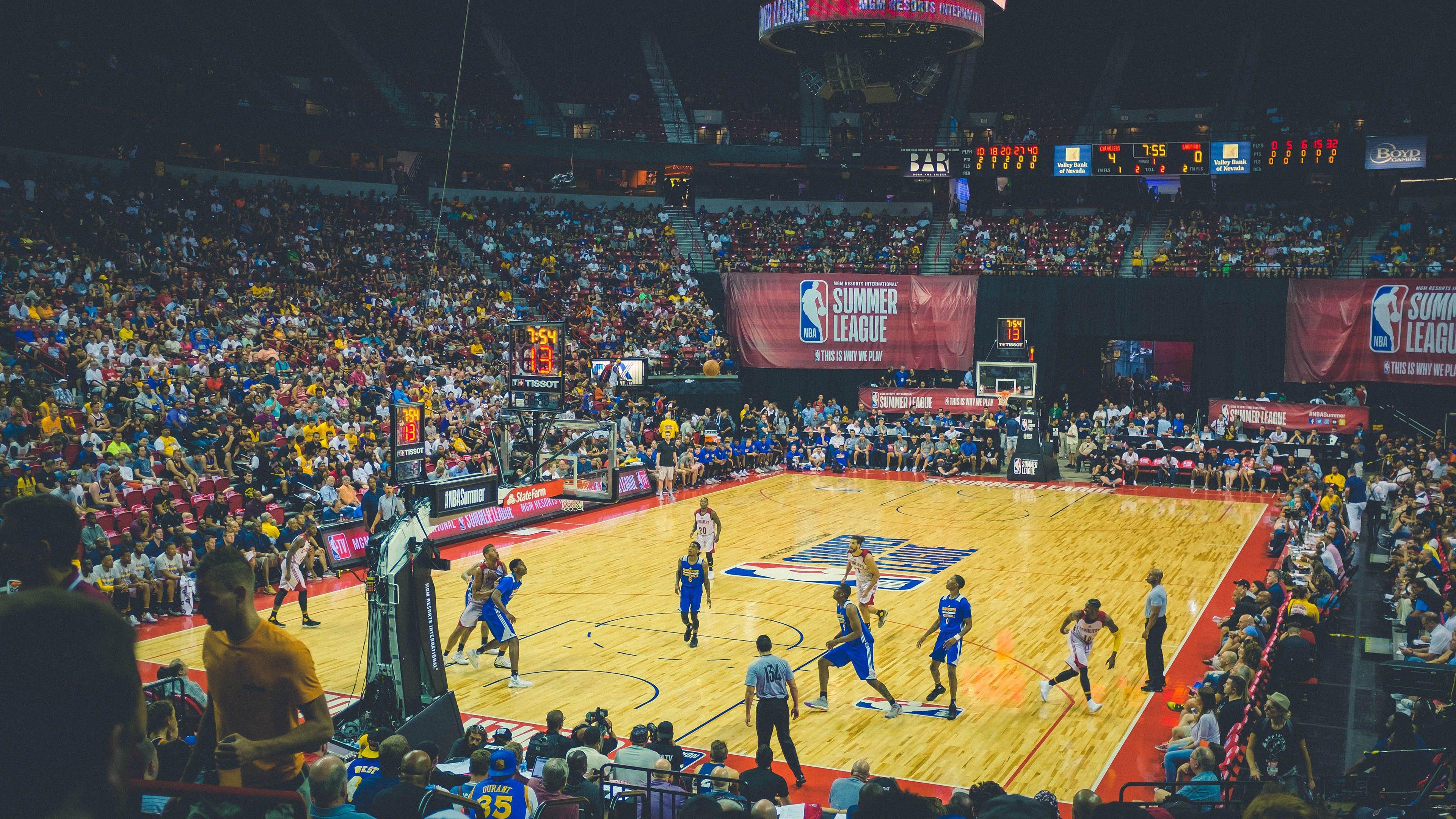 昔日状元本-西蒙斯系列赛表现低迷,进攻端隐身引质疑