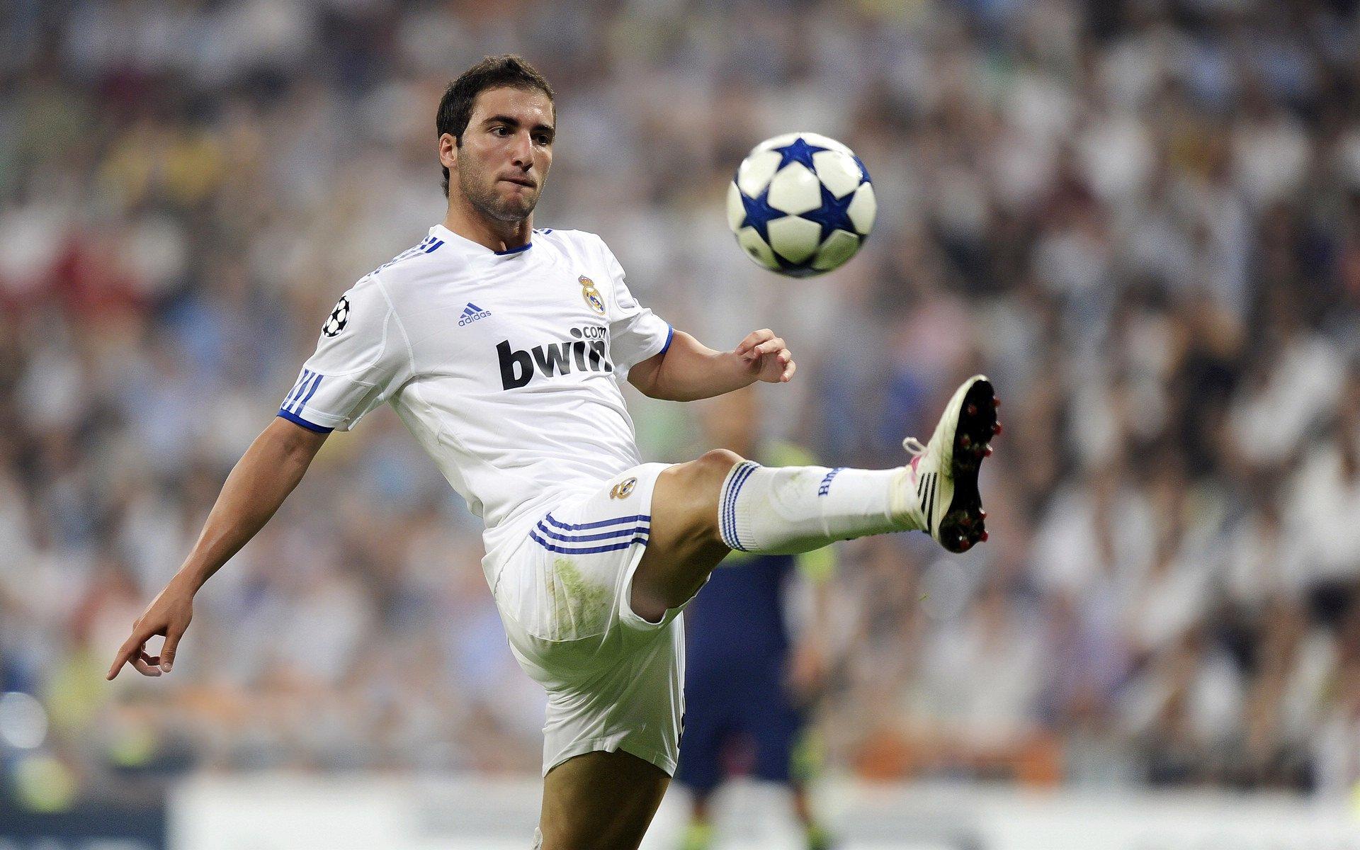 曼联本周加速追逐姆贝莫，中卫补强或成夏窗关键一步